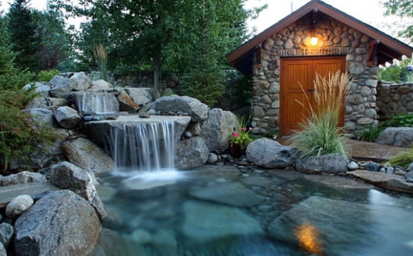 Taman dengan kolam renang bertema alam dengan air terjun buatan